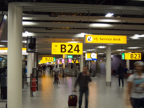 Leben nach der Uhrzeit am Flughafen Amsterdam