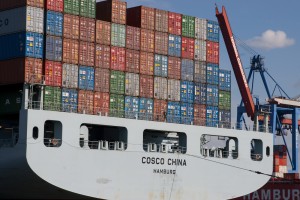 Die Cosco China auf dem Weg in den Hamburger Hafen