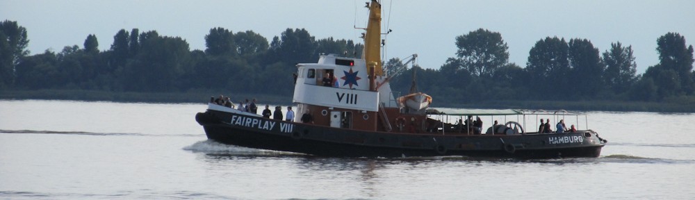 Fairplay VIII in Fahrt auf der Elbe