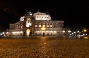 Dresdener Semperoper vom Theaterplatz aus fotografiert