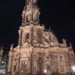 Dresdener Hofkirchd bei Nacht von vorne fotografiert