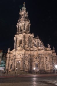 Dresdener Hofkirchd bei Nacht von vorne fotografiert