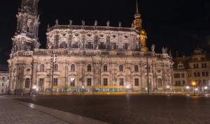 Dresdener Frauenkirche mit S-Bahn bei Nacht